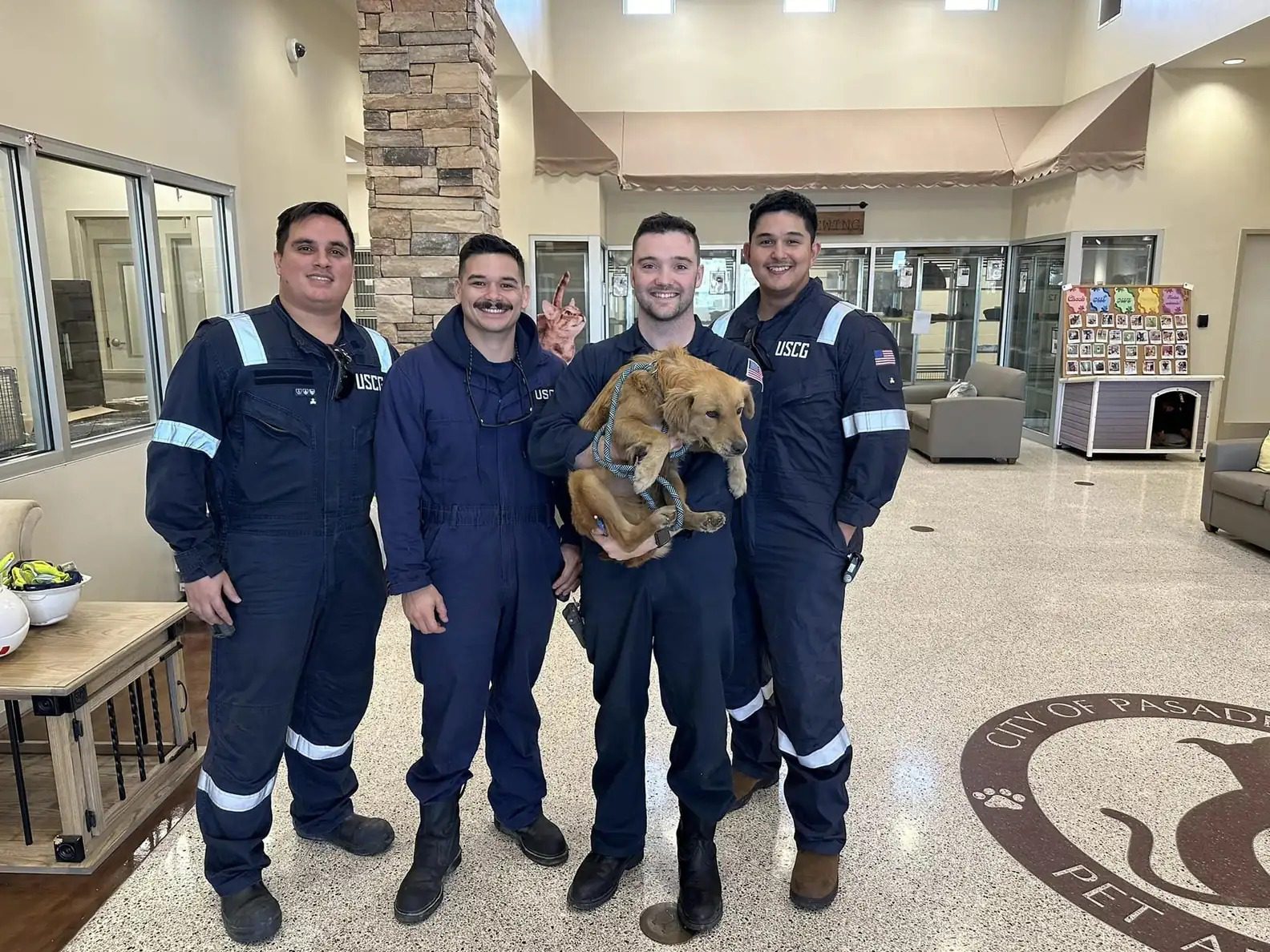 La Guardia Costera de EE.UU. Salva a un Perro Atrapado en un Contenedor de Carga