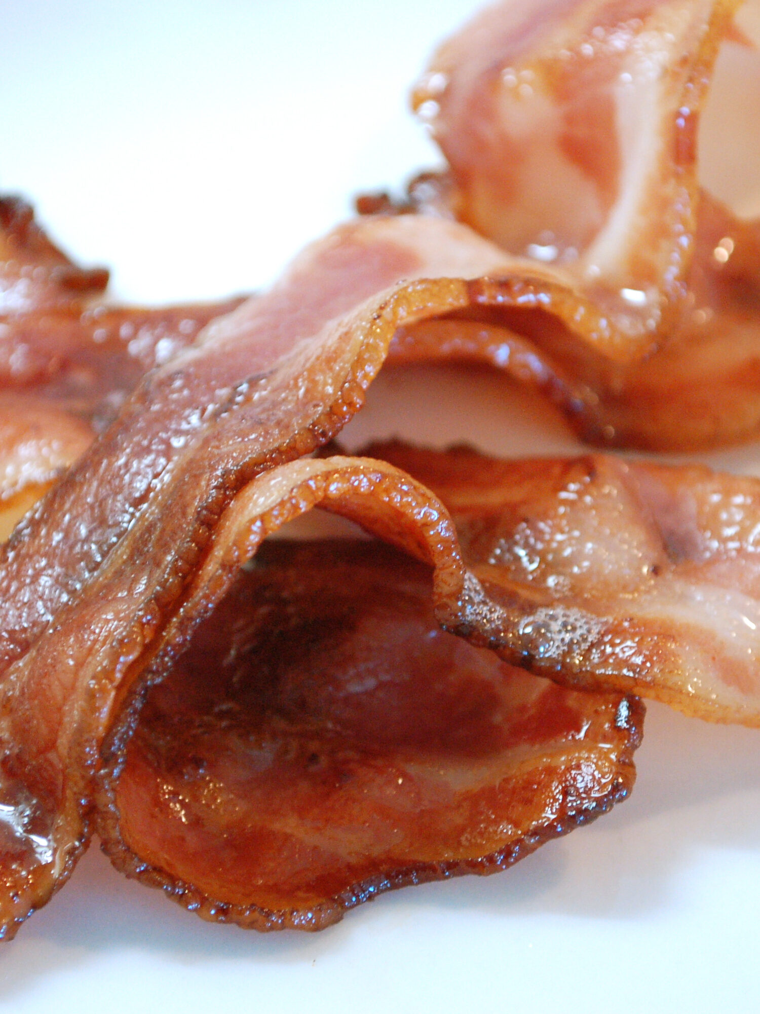 Pequeños trozos de tocino cocinado utilizados para dar sabor