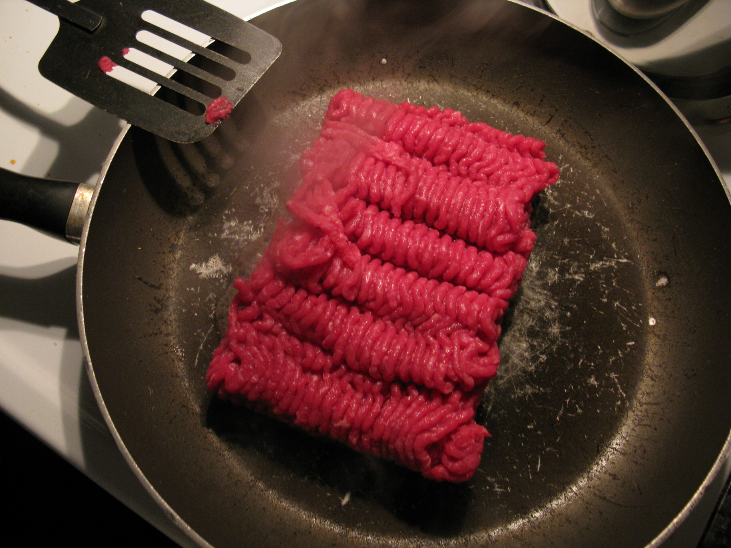 Carne de res cocinándose completamente en una sartén