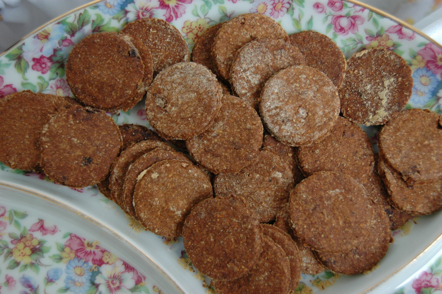 Galletas caseras horneadas preparadas como premio para perros