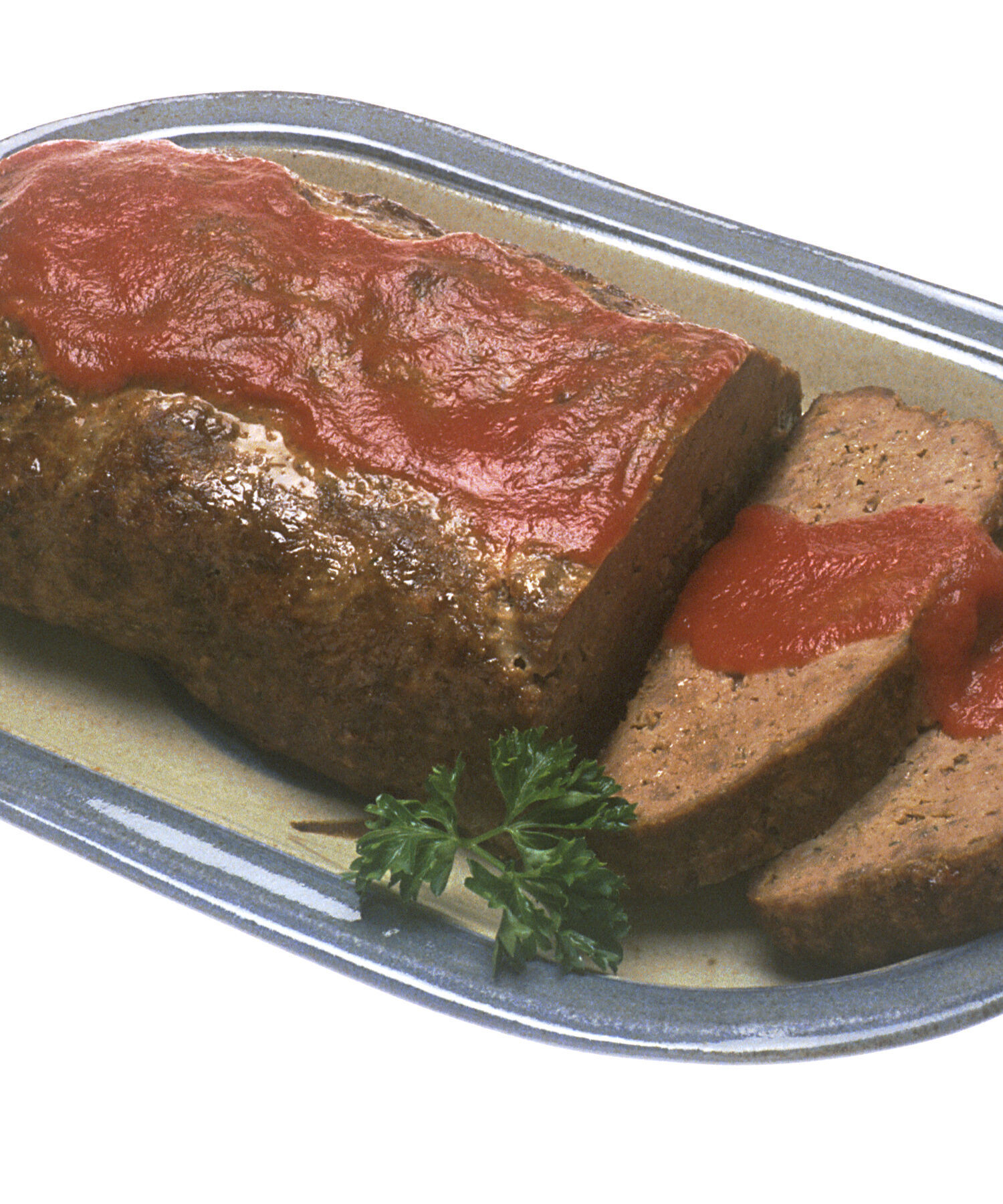 Pastel de carne cocinado y listo para cortar en porciones