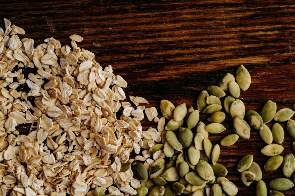 Copos de avena preparados para una receta casera para perros